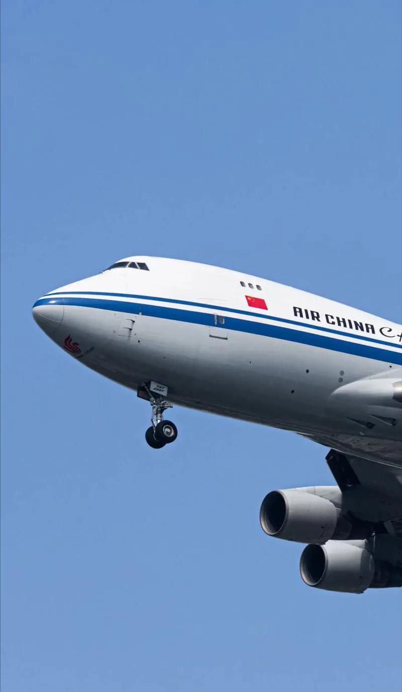 一架载着265人的国航波音777客机，8月26日从伦敦飞往北京途中突然遭遇惊魂时