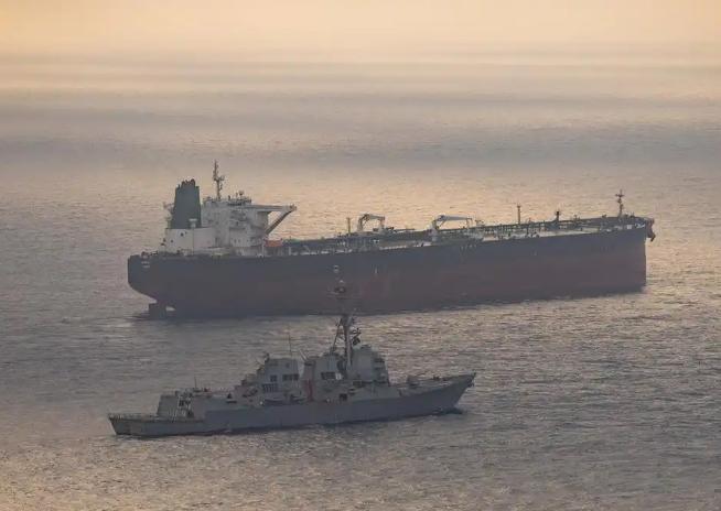 一艘油轮正驶向伊朗港口，美军导弹驱逐舰突然出现在它的正前方——这一幕，4月26日