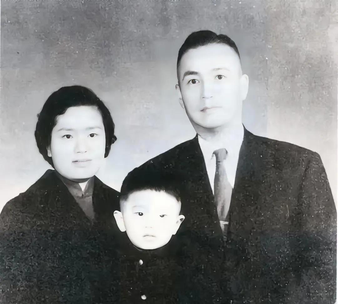 这是1950年代，台湾省一家三口人的合影。这个男主人罪大恶极，罄