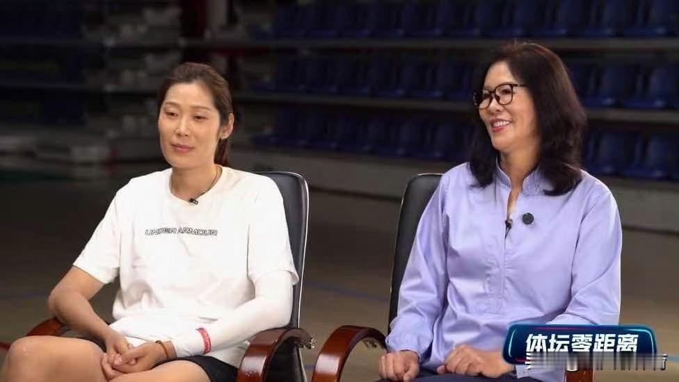 预测10年后朱婷可能会是中国女排国家队主教练！朱婷和郎平俩人现在在国际排坛上，真