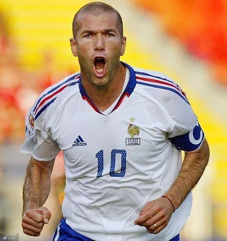 皇马重建应该是在齐达内二进宫那些年，小熊，罗德里戈，82，裤袜，米利唐。然后安切