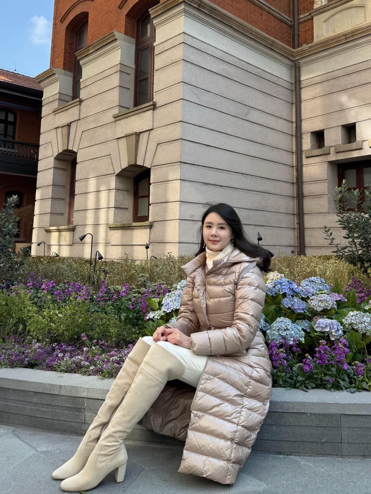 花前人坐，笑语春风里