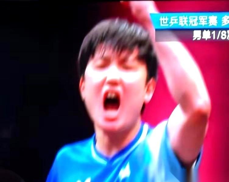 张本智和一回休息室，就把球拍往椅子上一扔，对着他爸抱怨：“凭什么？我打球喊两声，