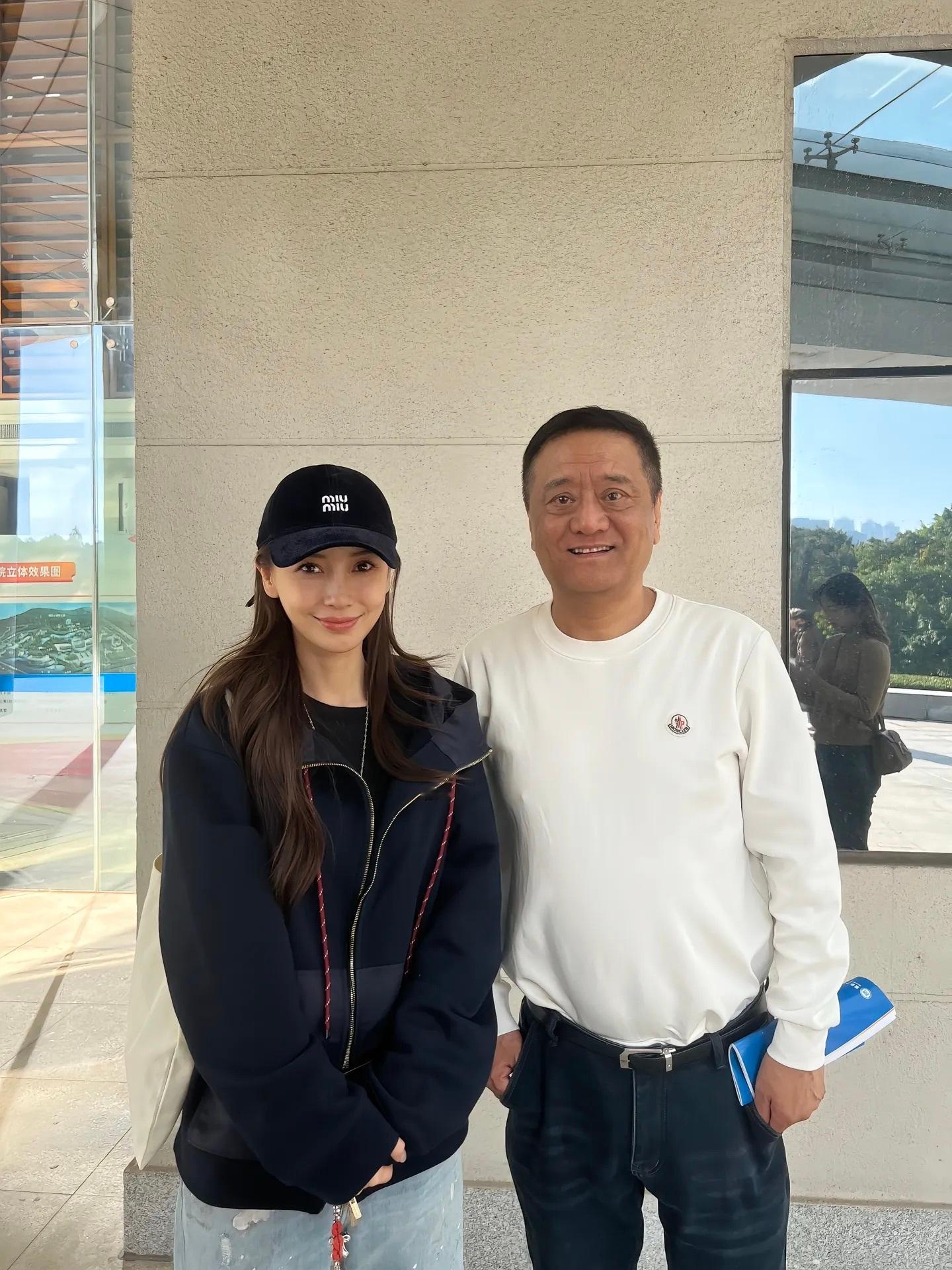 鼻真的好爱miumiu，去上课也要穿一身miu，其实真的很适配