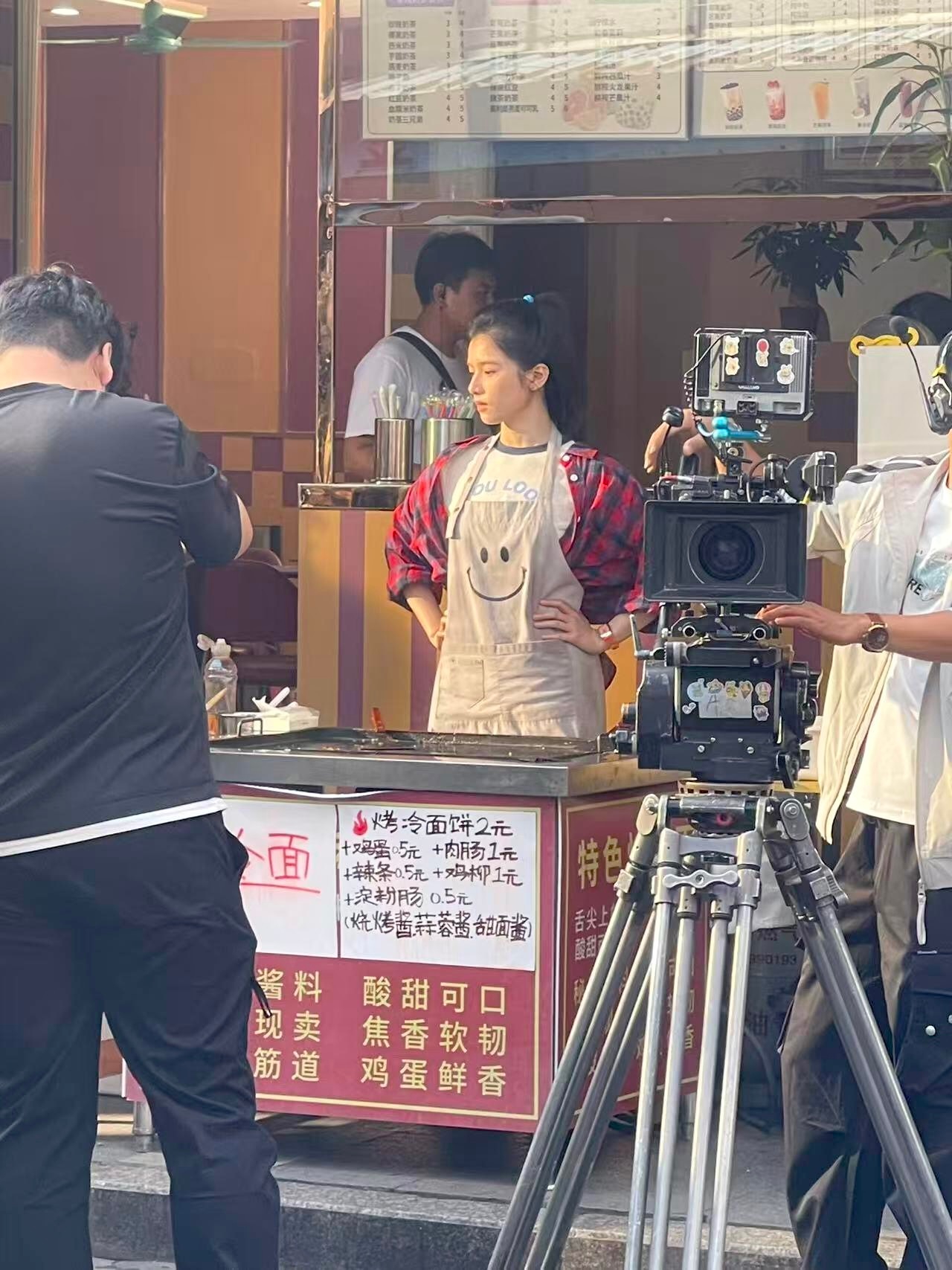 偶遇张婧仪做烤冷面好萌张婧仪