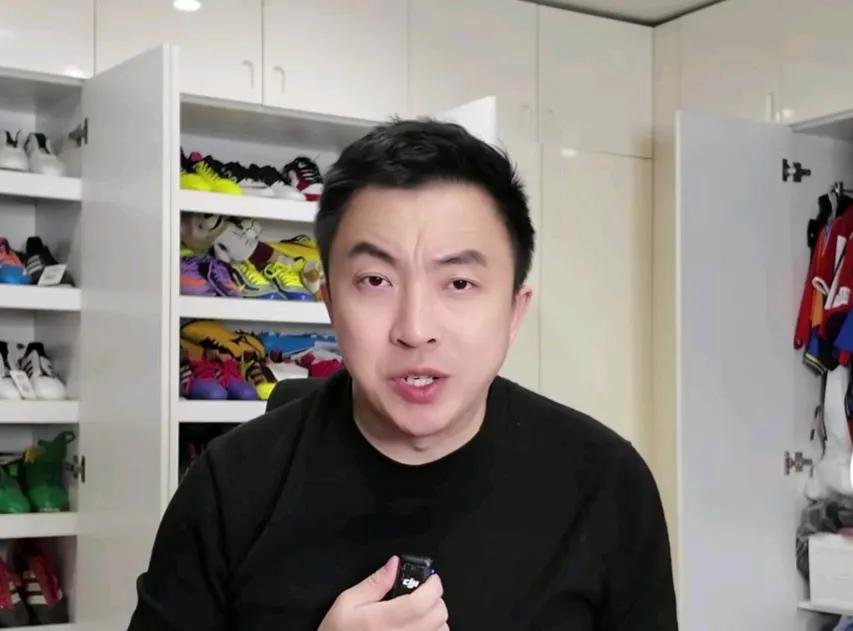 解说员袁甲透露了成都蓉城输给泰超球队武里南联的原因。成都蓉城队在亚冠比赛主场一