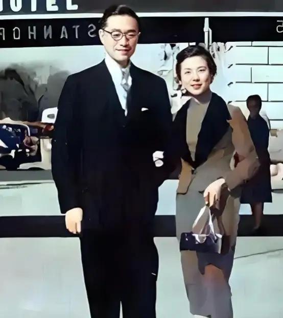 1954年，一富家小姐看上了一个穷小子，父母极力反对，但她仍然拿出私房钱，对穷小