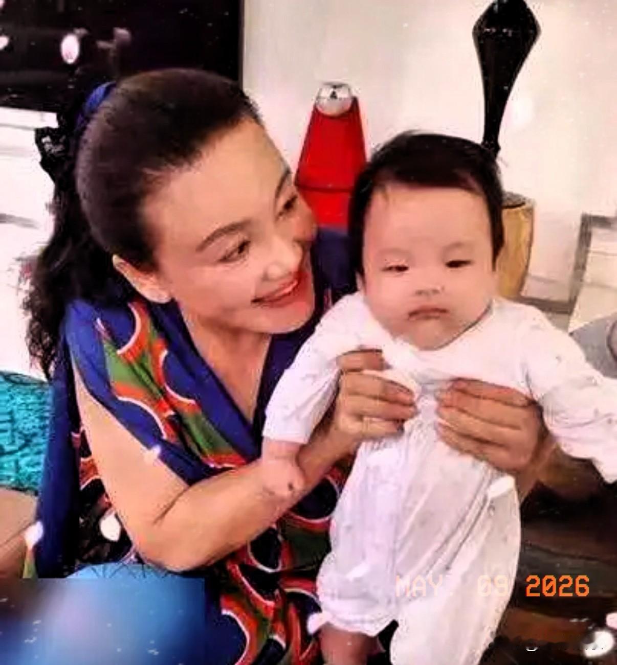 手心手背都是肉？张兰不装了，直播间直接摊牌：我就是偏心大S那俩娃！理由是心疼他们