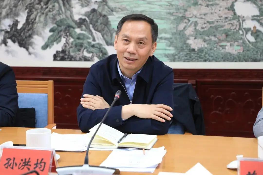 中国邮政集团新上任一个副总，同时免去一个集团副总的职务。7月21日，中国邮政集