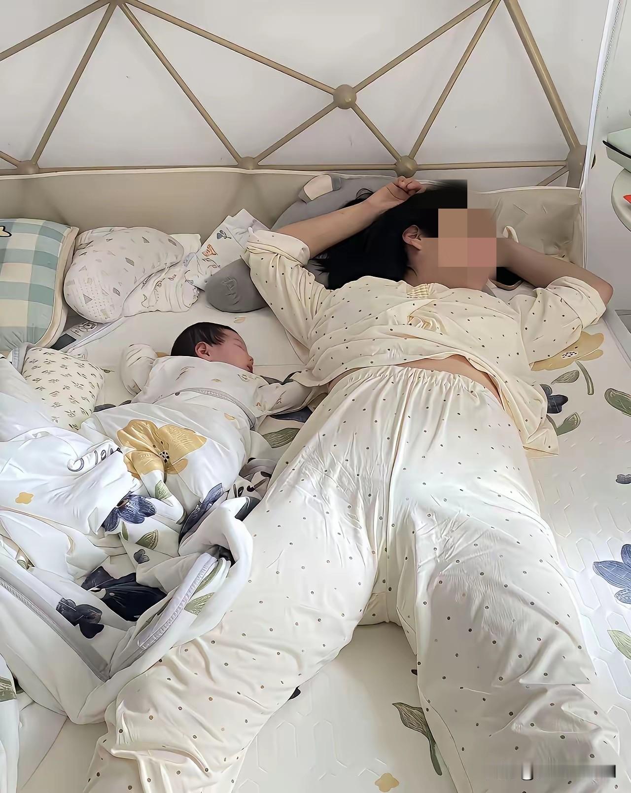 小区里传疯了！我怎么看不出来什么问题？都说从这女子带孩子的睡觉姿势就能看出来，