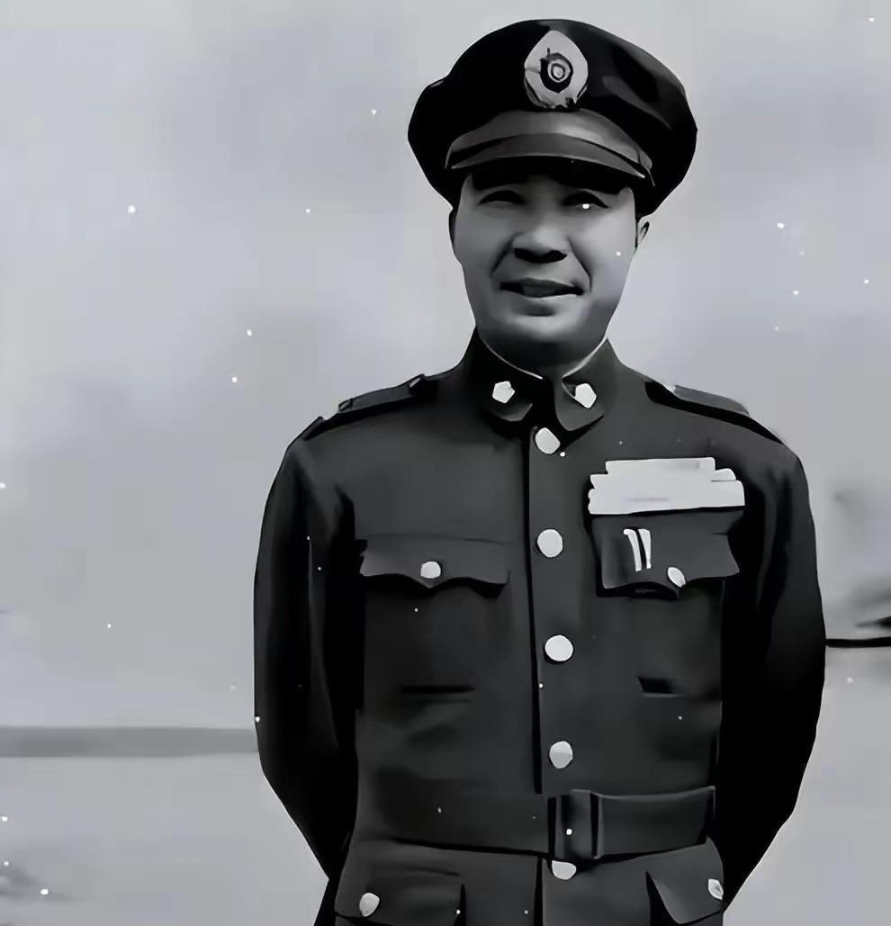 1949年淮海战役刚打完，华野战士押着一群俘虏，发现走在最前面那人有点怪：穿着士