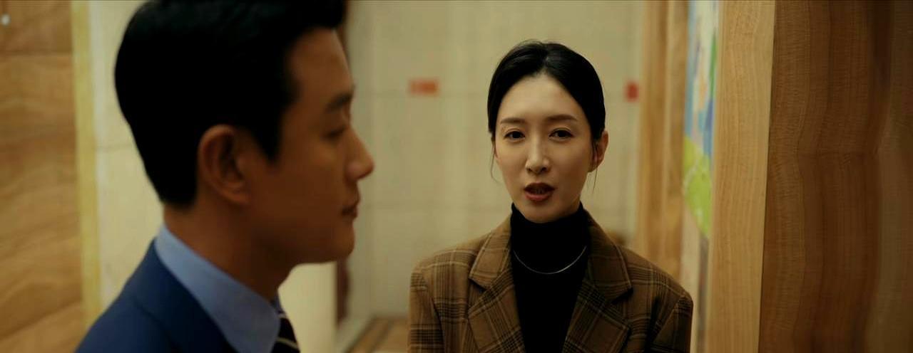 她当众羞辱下属，骂她“走捷径”，脏。下一秒，反转来了。整个会议室，死寂。那