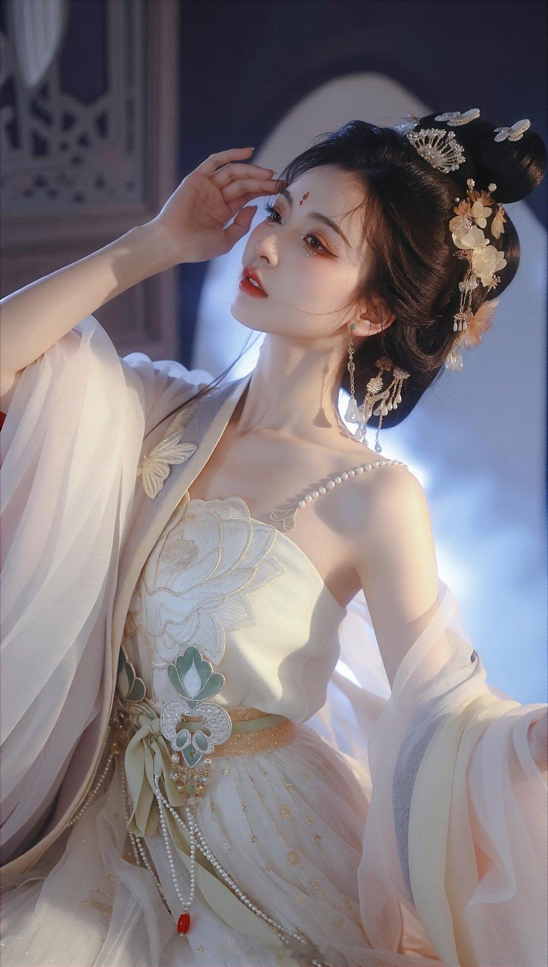轻倚朱窗，眉目含情。淡雅长裙，尽显闺秀温婉。用镜头，留住这份古典的柔美与娴静。