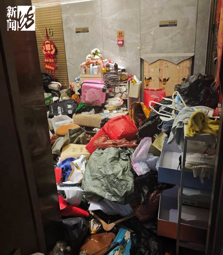 富屋贫人的真实写照。住3600万的房子，捡垃圾堆满屋子，整个房子腐臭熏天。邻居气