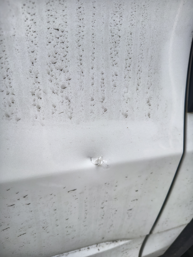 在车位被剐了在车位停着被剐成这样，去修复凹陷＋车衣花了800，也不知道谁干的，