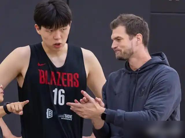 斯普利特为何不让杨瀚森上场的原因曝光了。两场都被按在板凳席上面，即使面对缺少主力