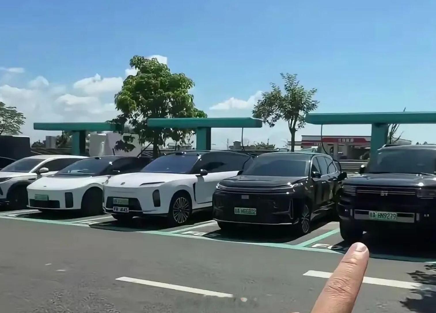 比亚迪闪充站国庆火爆！各大品牌捧场，近日，在国庆长假期间，比亚迪闪充区像“大食堂