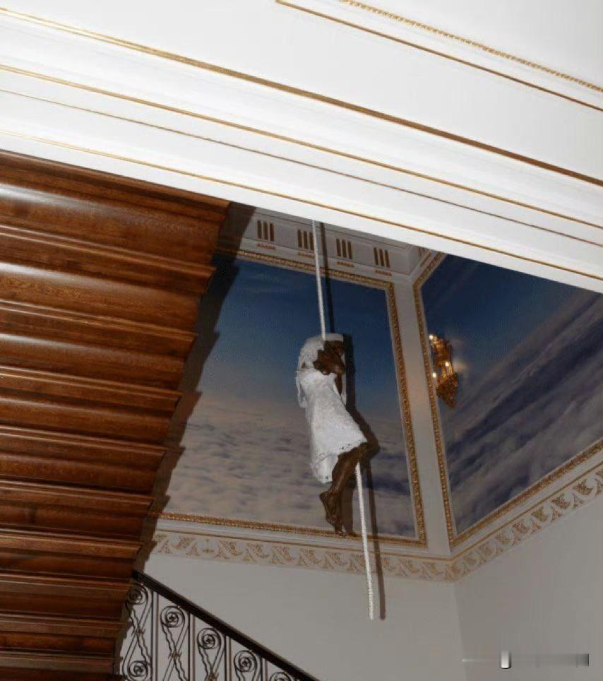 一份来自爱泼斯坦档案的图片显示，一名年轻女子吊死在绳子上。还有数百张更为恐怖