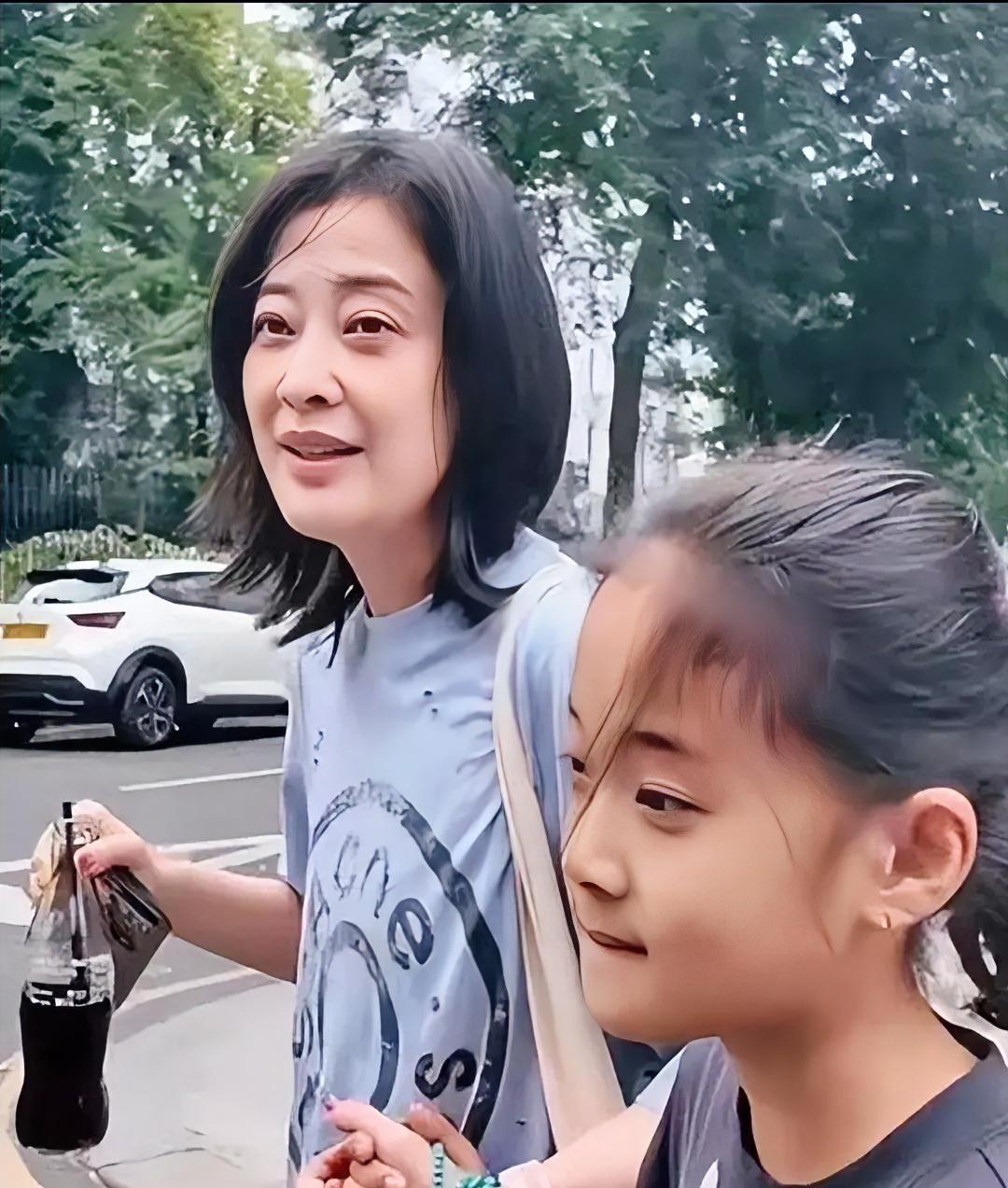 梅婷带女儿走机场这图绝了，大家都在看明星私服，我却只盯着她那只被行李箱拽得青筋暴