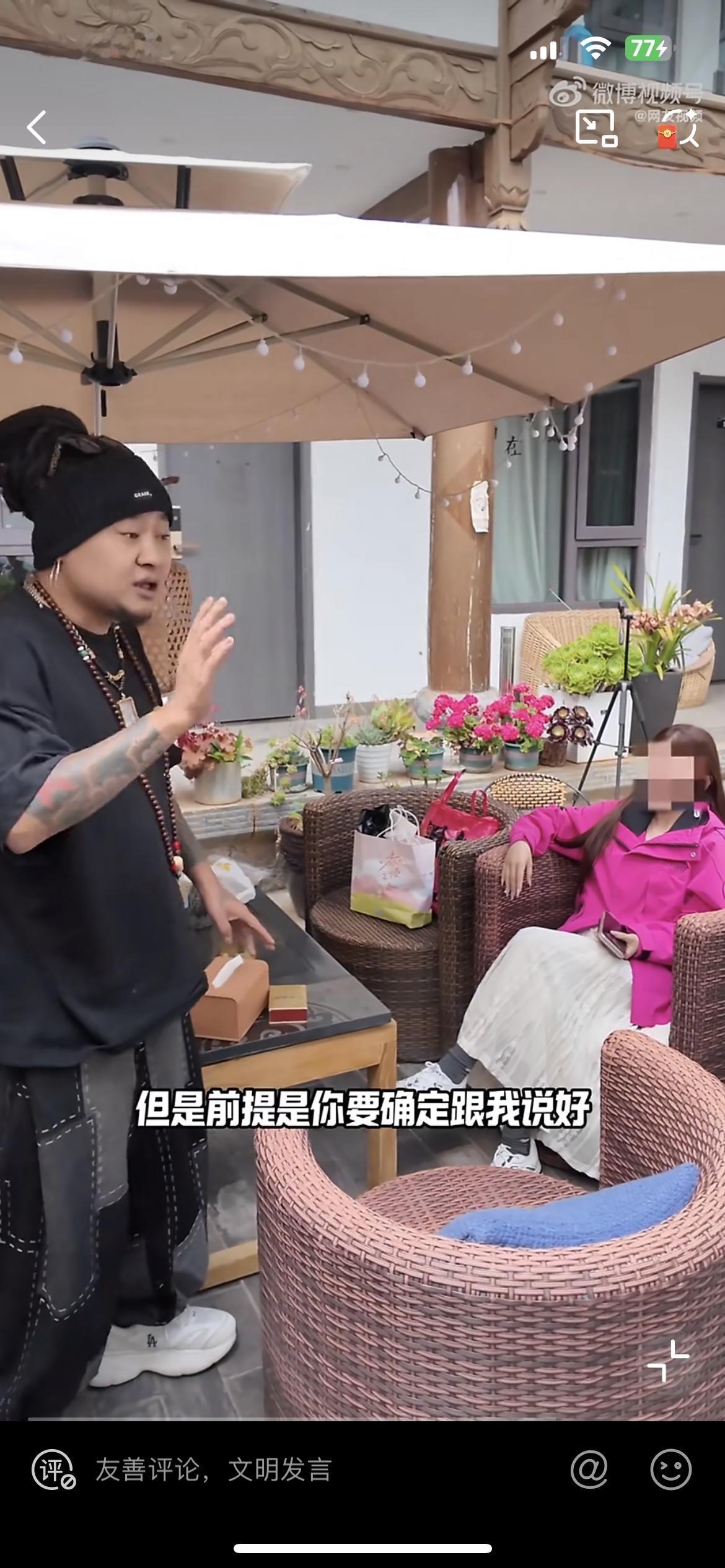 丽江一民宿老板吐槽，店里一对情侣找他求助，买了玉龙雪山的门票。因为他们自己没有叫