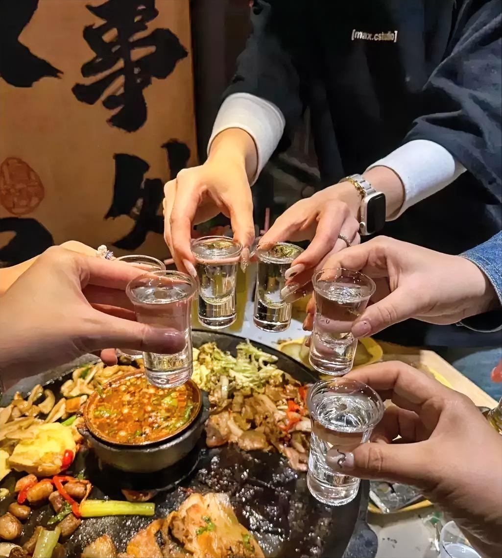 一星期前在菜市场偶遇老周老婆，她抱着两岁娃，笑着问我辅食做法；今天再闻老周消息，