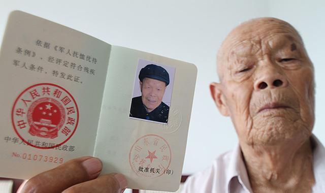 1956年，35岁的农民咳嗽10年，但却一直拒绝就医，一天，他突然用力一咳，一个