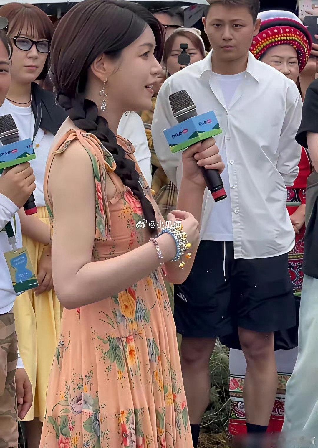 这假发也太不自然了吧，一看就知道是假的。​​​[捂脸哭]​