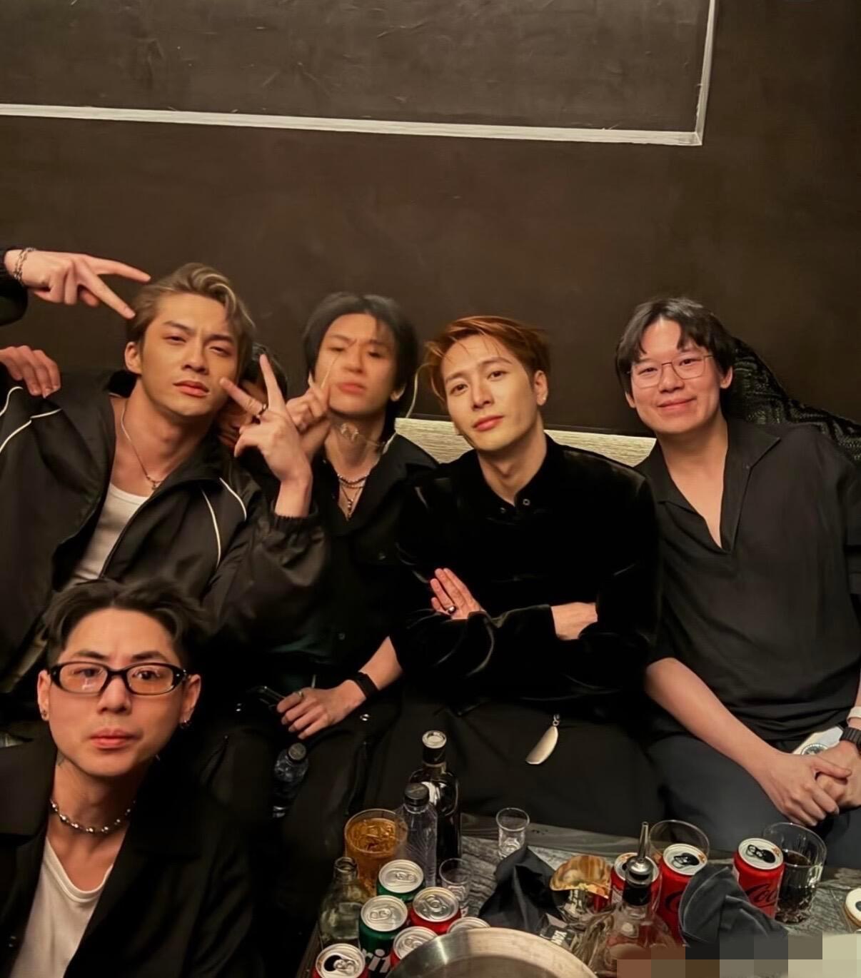 王嘉尔身着Teamwang全新丝绒外套亮相Yang'sClub，为参与设计的酒