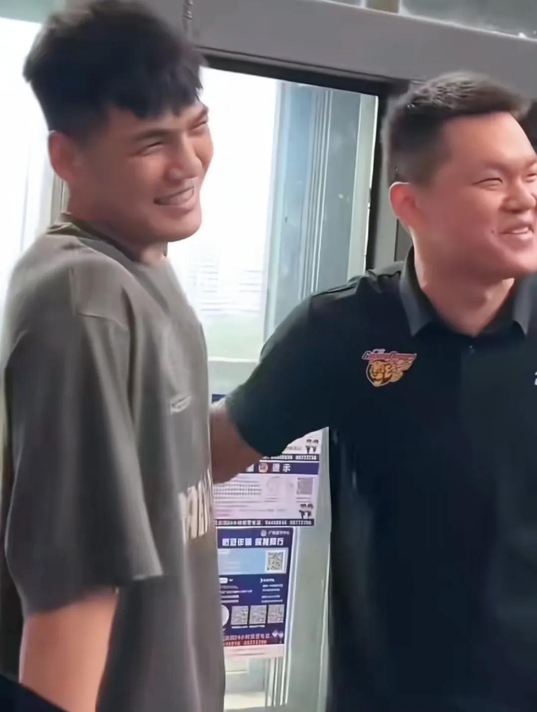广东最近热门交易话题。大手笔搞来北控陈国豪，然后陈+华非+夏振锋（也是未来之星