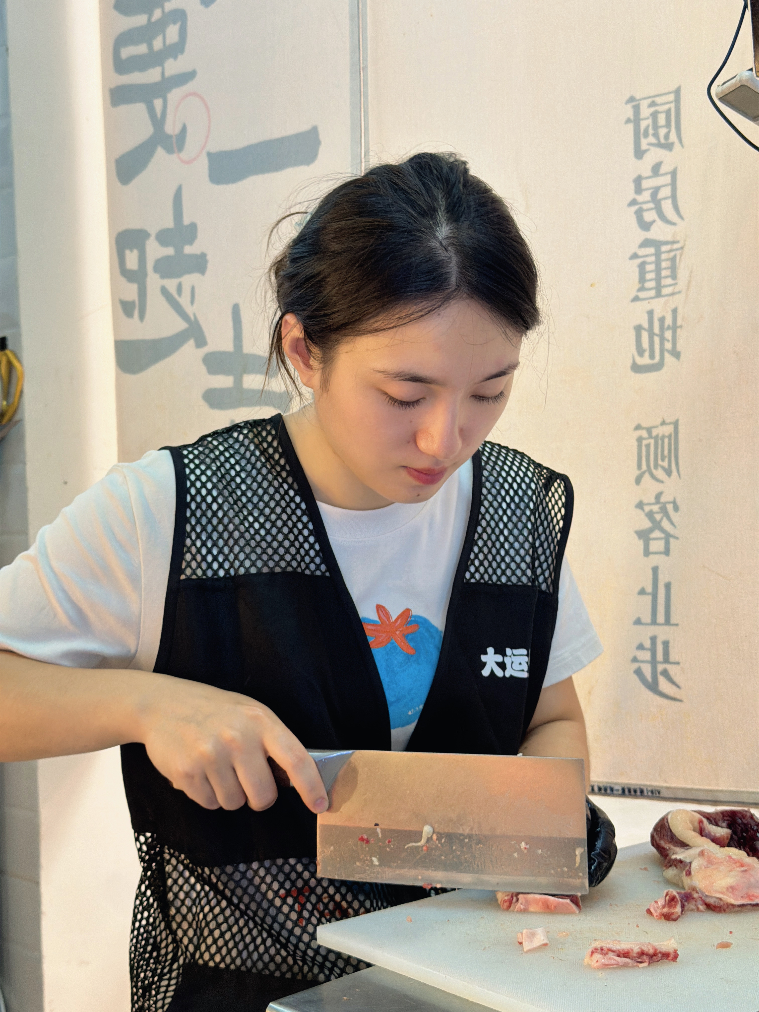有时候，我真不想拍表妹小雨、小欣，可是后台表哥私信太多威哥的自拍都拍了几百张，一