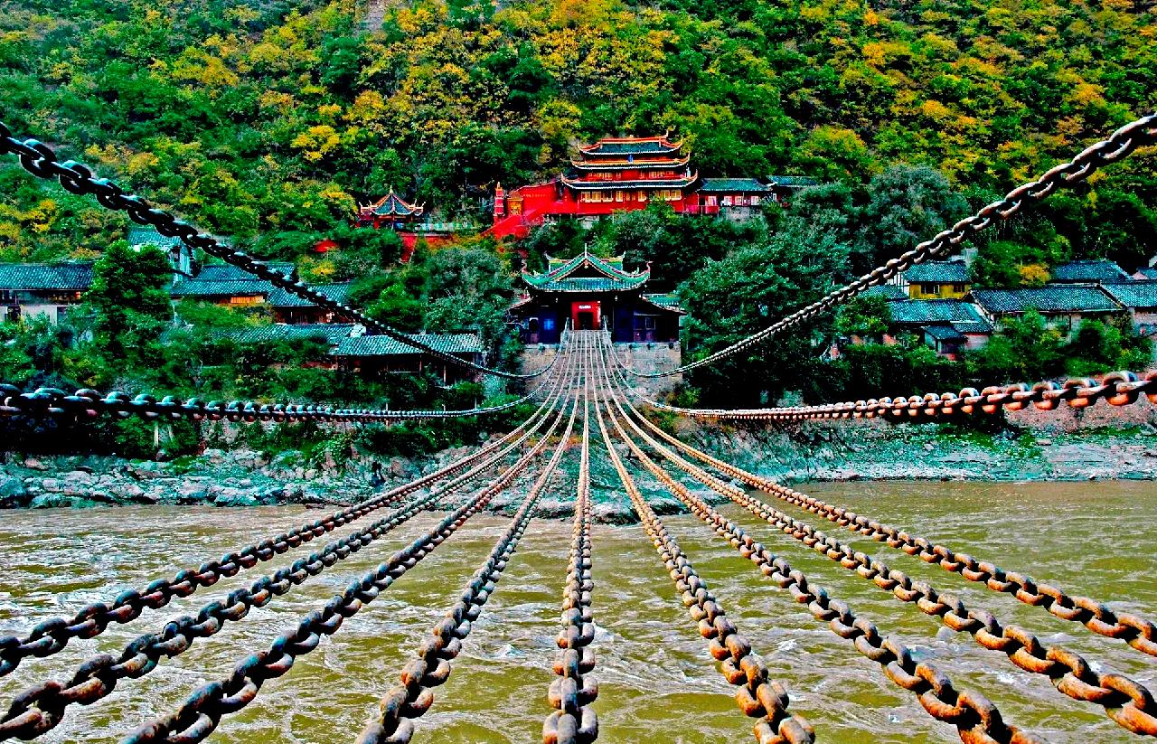 2020年泸定桥全面整修，当检测设备扫过那13条悬挂在急流上方的铁索时，现场经验