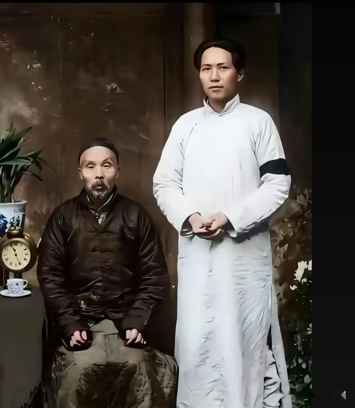 伟人和父亲的最后一次合影：这时候他的母亲文七妹刚去世不久，他还在给母亲戴孝