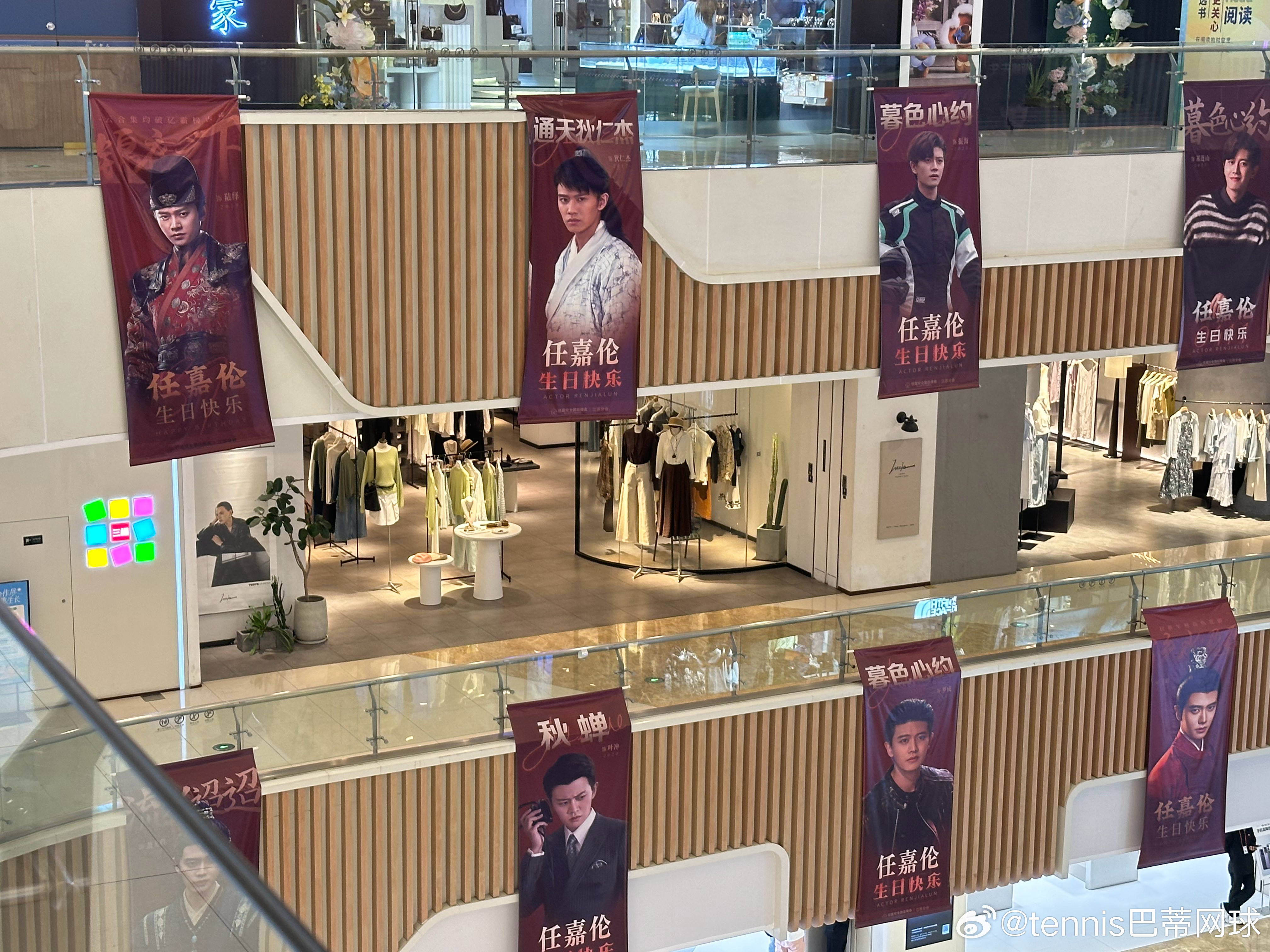还是网络的力量强大啊原来商场海报都是张凌赫，现在都变成了任嘉伦
