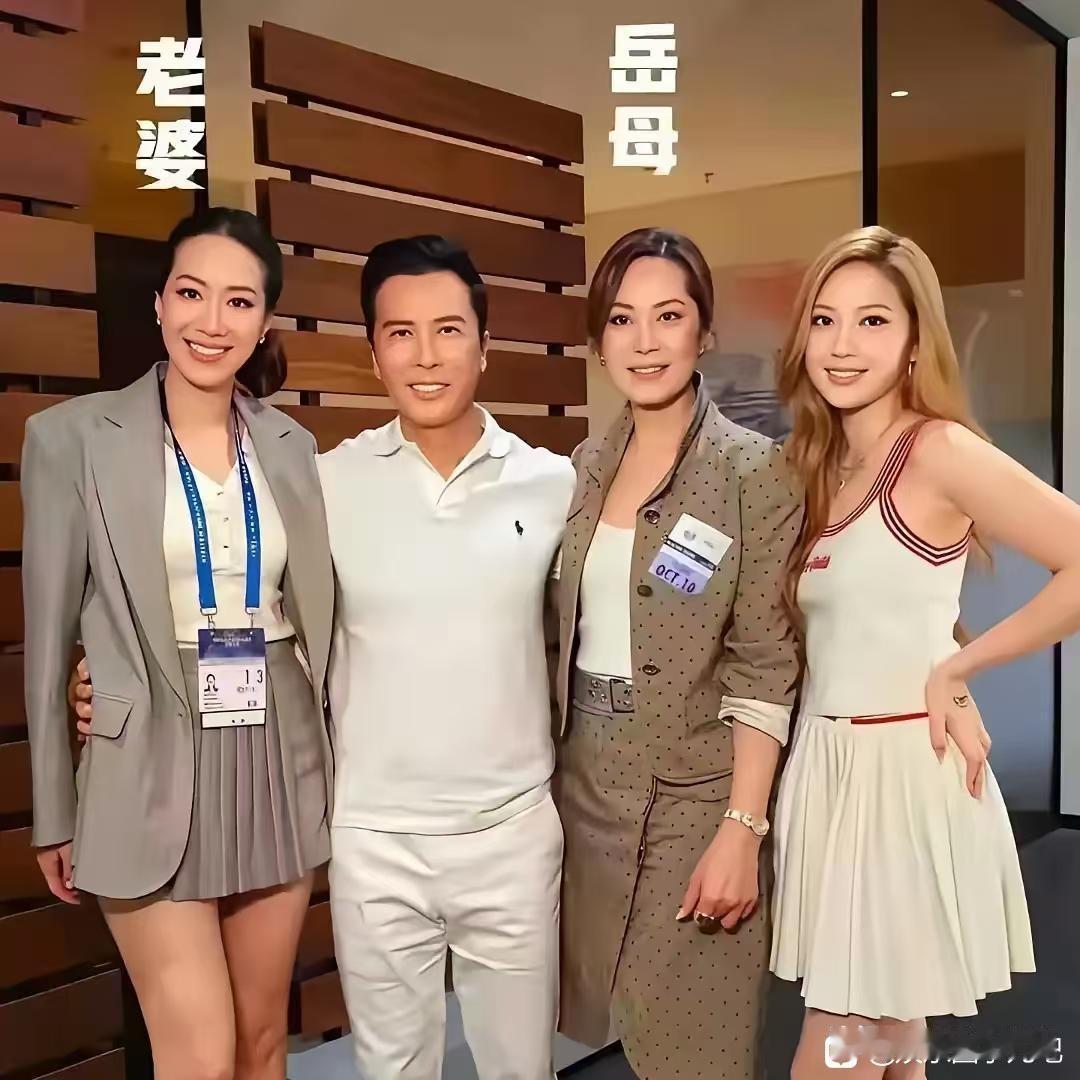 62岁的甄子丹和68岁的岳母一张照片，看懂了两种人生的答案。62岁的甄子丹，