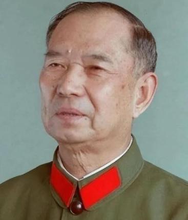 1982年，开国少将尤太忠视察部队，见一副团长好生眼熟，暗骂一句大事不好，立刻打