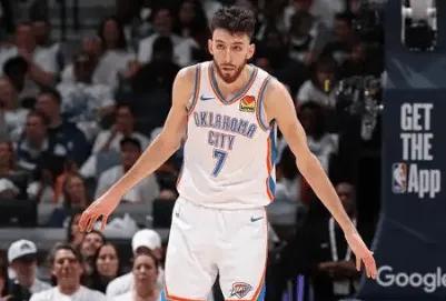 切特还能和文班一争高下了吗？两场比赛俩人数据对比：本场比赛切特10分12篮板2