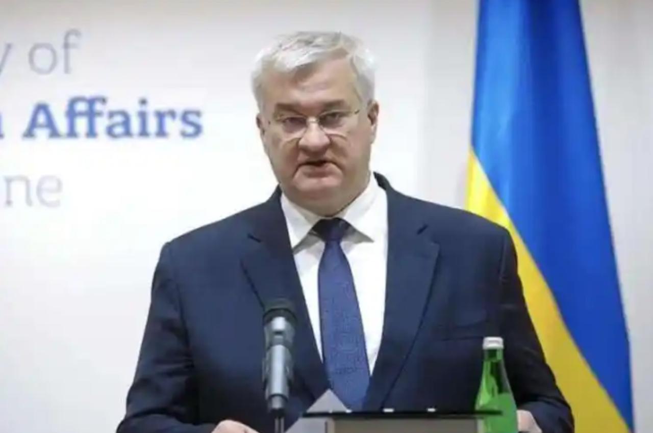 乌克兰第一副外长基斯利察访华之行，上演了近年来国际外交场上极为荒诞的一幕，专机刚