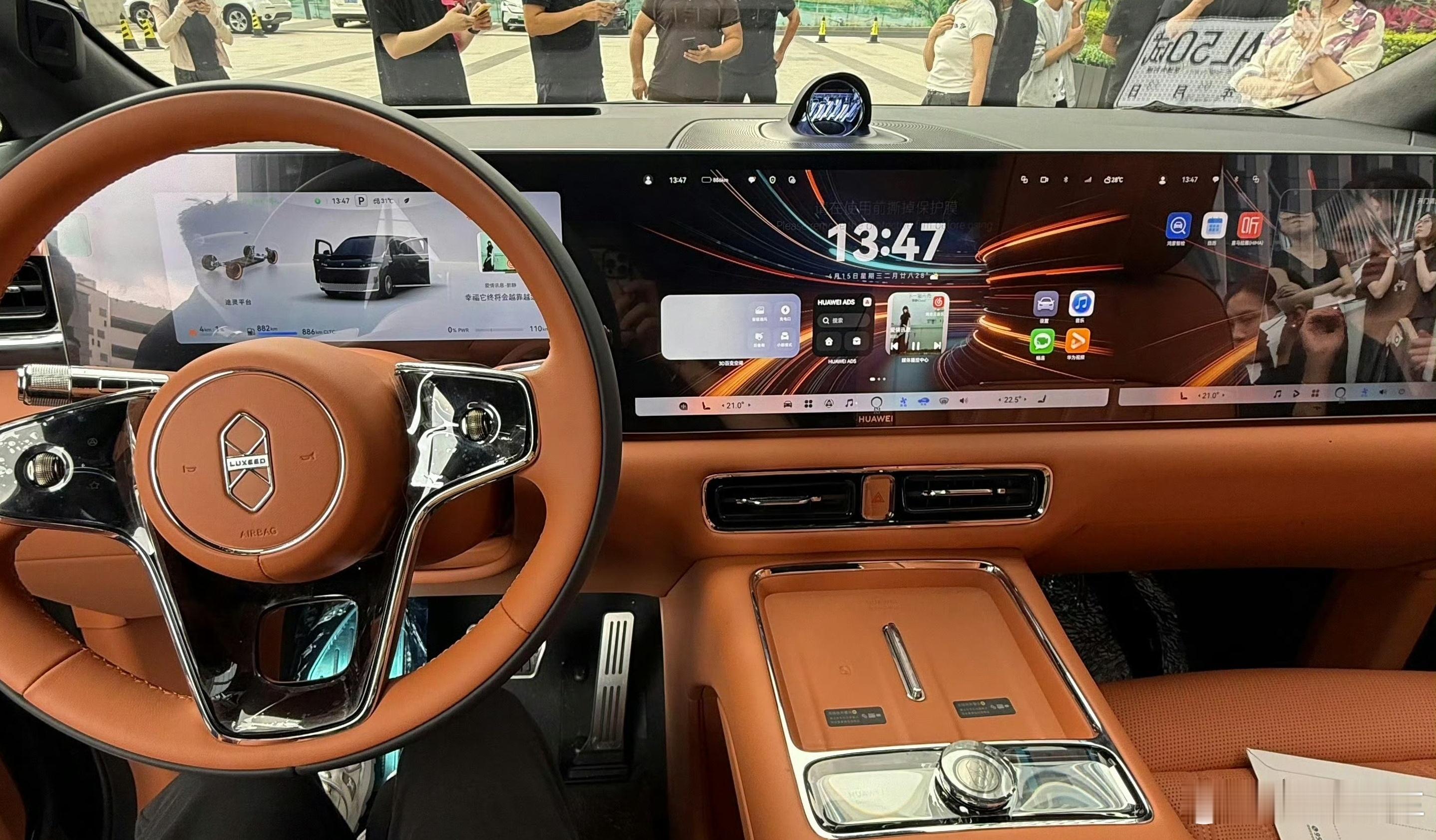 智界V9透露出的新版本座舱很有信息量，这张卡片的风格明显跟现在的座舱有区别。卡片