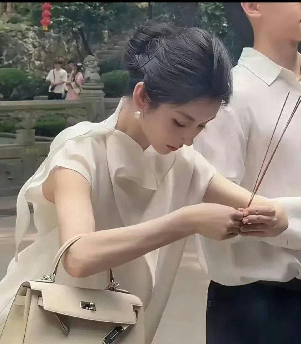 一个包都几十万了。这么有钱，还这么漂亮