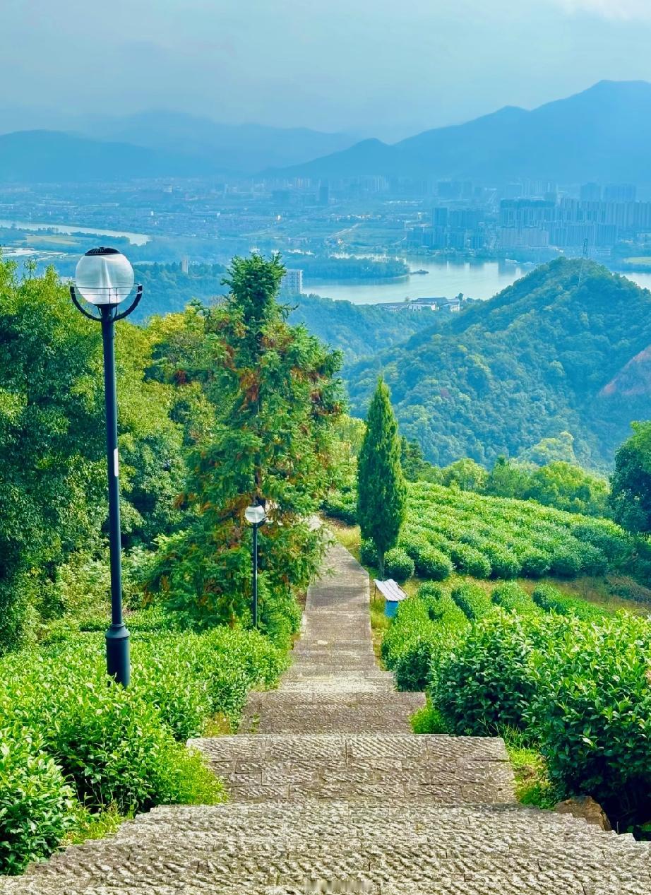 男人不要活的太沉重，人活就是来玩的。就是做自己喜欢的事。用自己喜欢的方式过一生。