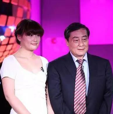 宗馥莉头发挺浓密的，衬得身旁那男子头发愈发稀疏了。