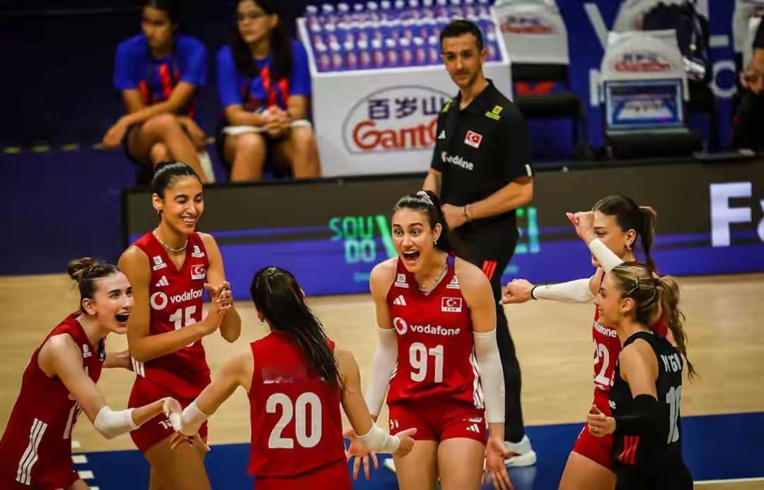 今天女排联赛6场，5场已结束，战争时期乌克兰女排远赴加拿大3：2胜德国，乌克兰男