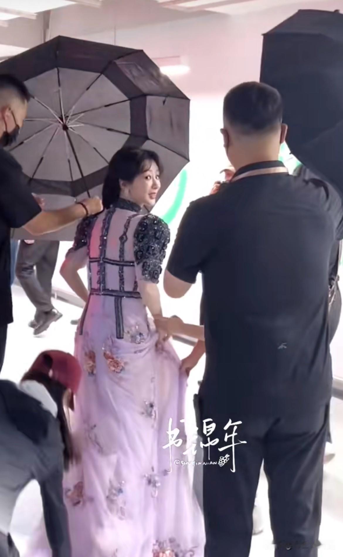 7月8日，杨紫这次压力真的很大！不远千里回京参与追剧团剧宣，希望能力挽狂澜！《