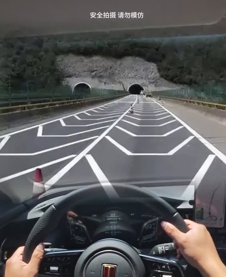 开车跑高速必学标线。新手司机开车上高速一定要认识这三种标线，否则驾照分都不够