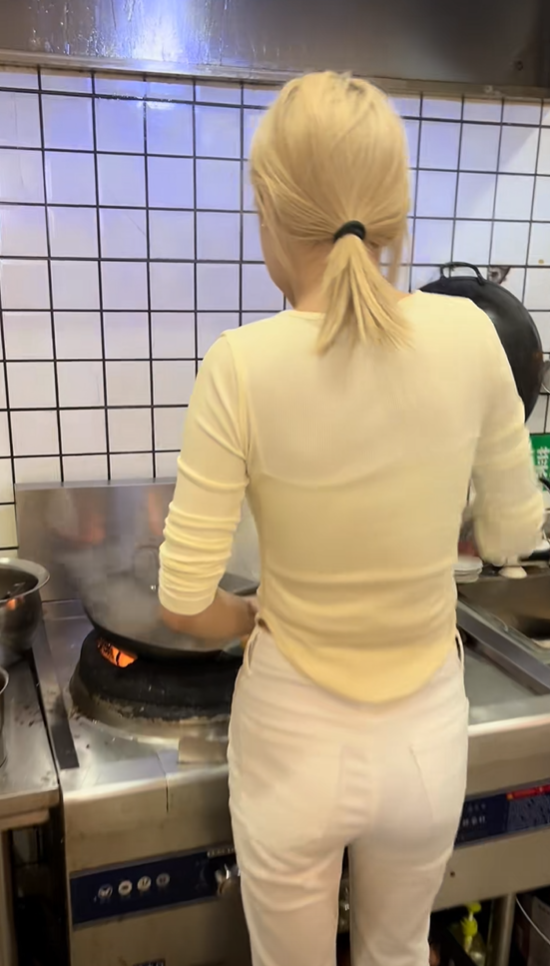 自从找了个精神小妹当老婆后店里忙不过来了
