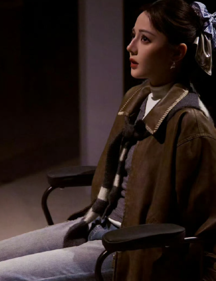 原来迪丽热巴的牛仔裤坐下也会鼓包！太美了吧…牛仔裤居然能卷到大腿，还能再蹲下！