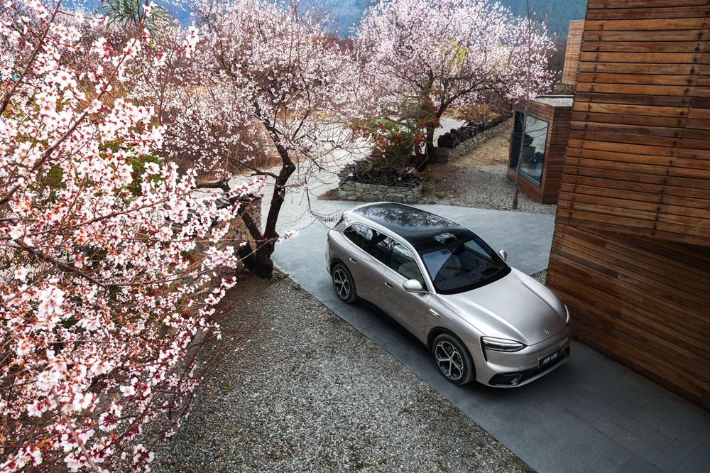 实测视频里有个细节特别戳我——问界M6在路口也能一键激活NCA领航辅助，真正做到