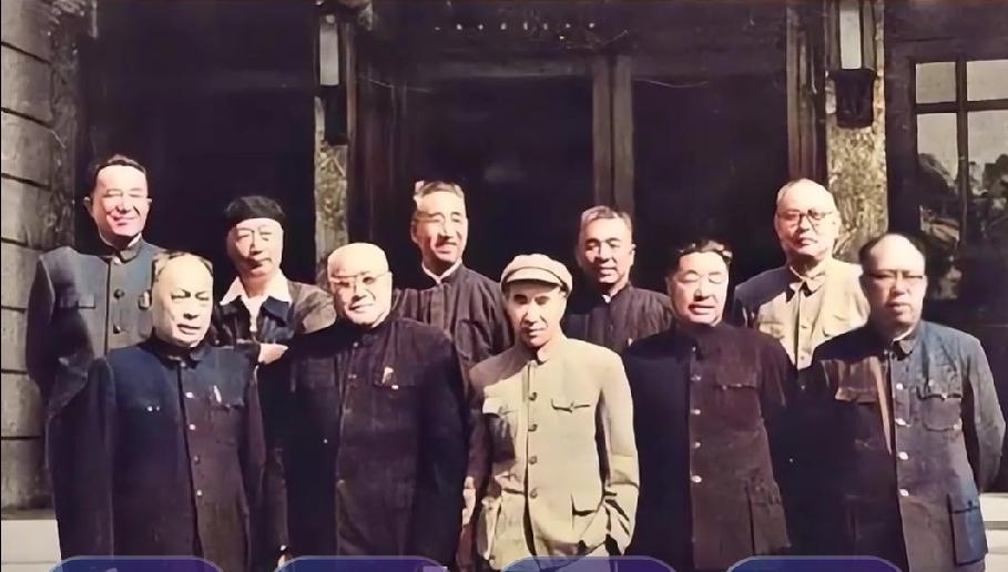这张照片拍于1962年，几位开国元帅同框合影。你能按一定顺序说出其中八位开国元
