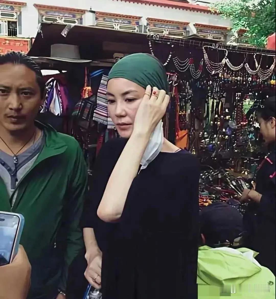 王菲卸下王冠，从容回归生活，不恋舞台光环，依旧是无人能替代的传奇。