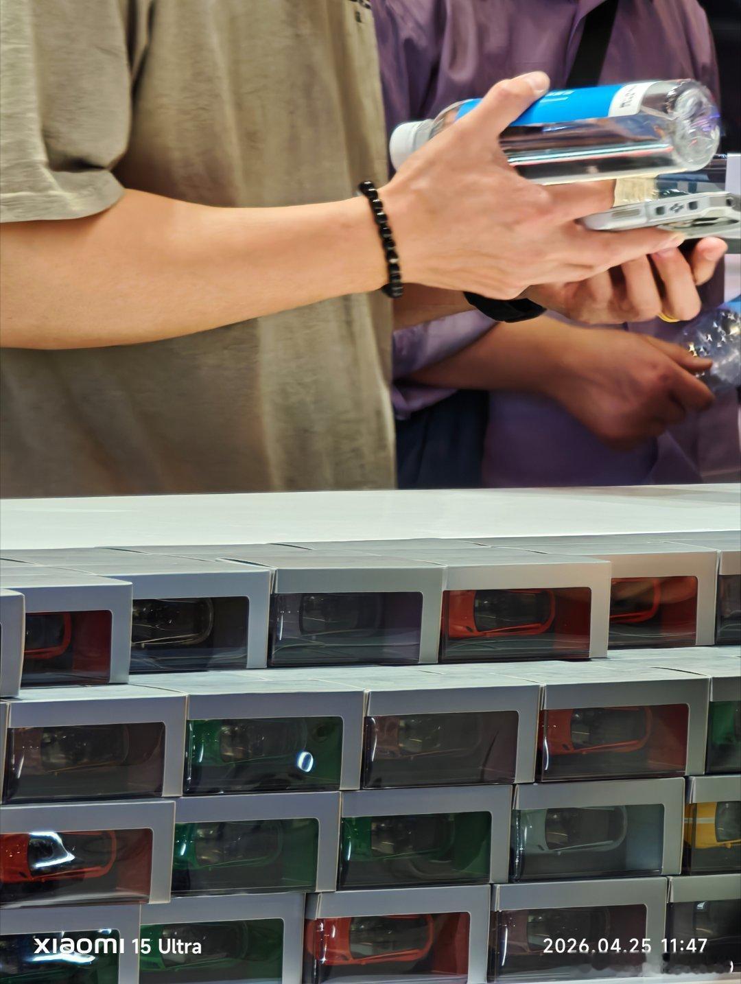 大家快来小米展台领取SU7车模还有好多呢2026北京国际车展小米汽车